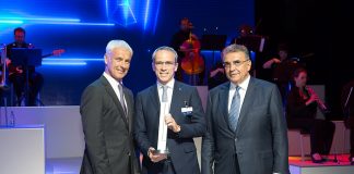 En el centro, Paolo Ferrari, CEO y presidente de Bridgestone EMEA, posa con el premio Volkswagen Group Award.