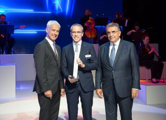 En el centro, Paolo Ferrari, CEO y presidente de Bridgestone EMEA, posa con el premio Volkswagen Group Award.