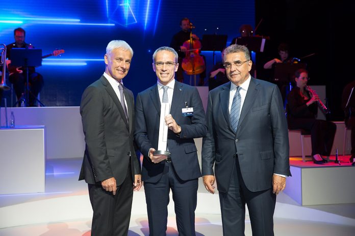En el centro, Paolo Ferrari, CEO y presidente de Bridgestone EMEA, posa con el premio Volkswagen Group Award.