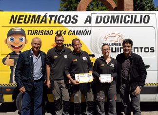 El equipo de Talleres Quinientos posa con el premio ‘Confortauto Premium 2017’