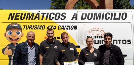 El equipo de Talleres Quinientos posa con el premio ‘Confortauto Premium 2017’