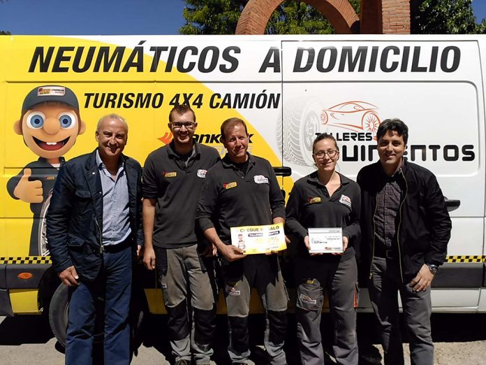 El equipo de Talleres Quinientos posa con el premio ‘Confortauto Premium 2017’