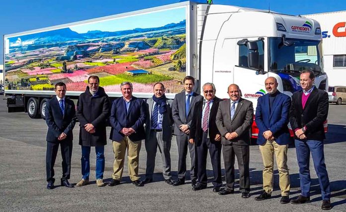 El camión vinilado por Continental con imágenes La Floración de Cieza.