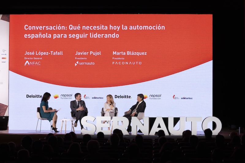 La mesa redonda "Qué necesita hoy la automoción española para seguir liderando" durante el XIII Encuentro SERNAUTO